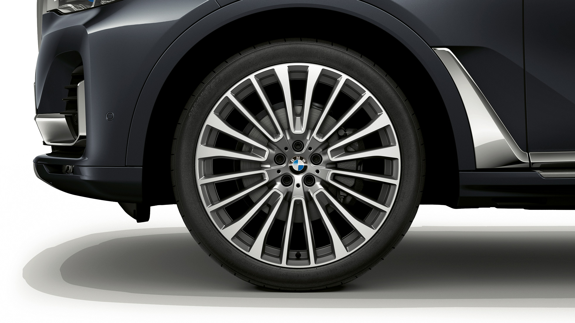 BMW X7, ζάντα ελαφρού κράματος Design Pure Excellence Κοντινή λήψη ζάντας ελαφρού κράματος της BMW X7 με στοιχεία εξοπλισμού Design Pure Excellence