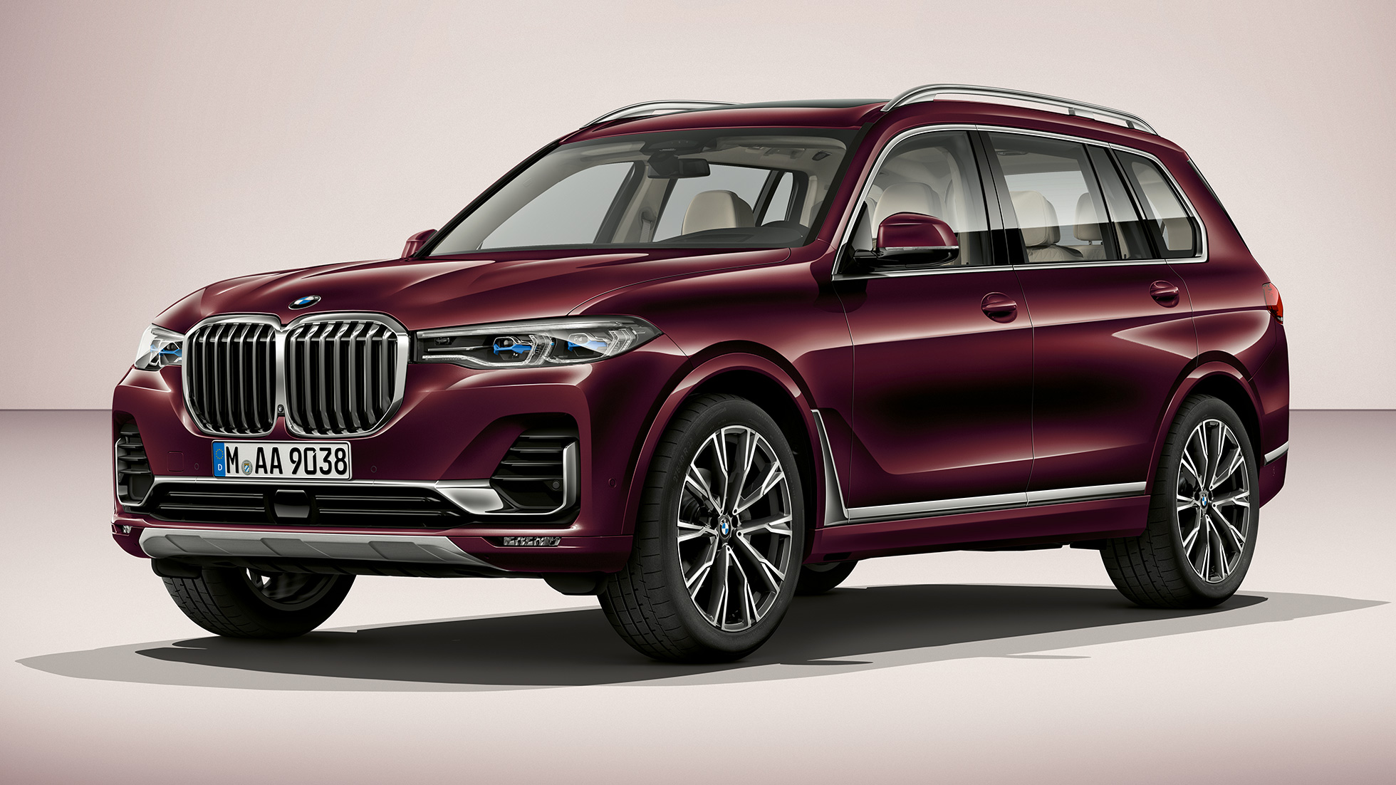 BMW X7 στην έκδοση M Sport Λήψη στο στούντιο της μπροστινής όψης τριών τετάρτων της BMW X7 στην έκδοση M Sport