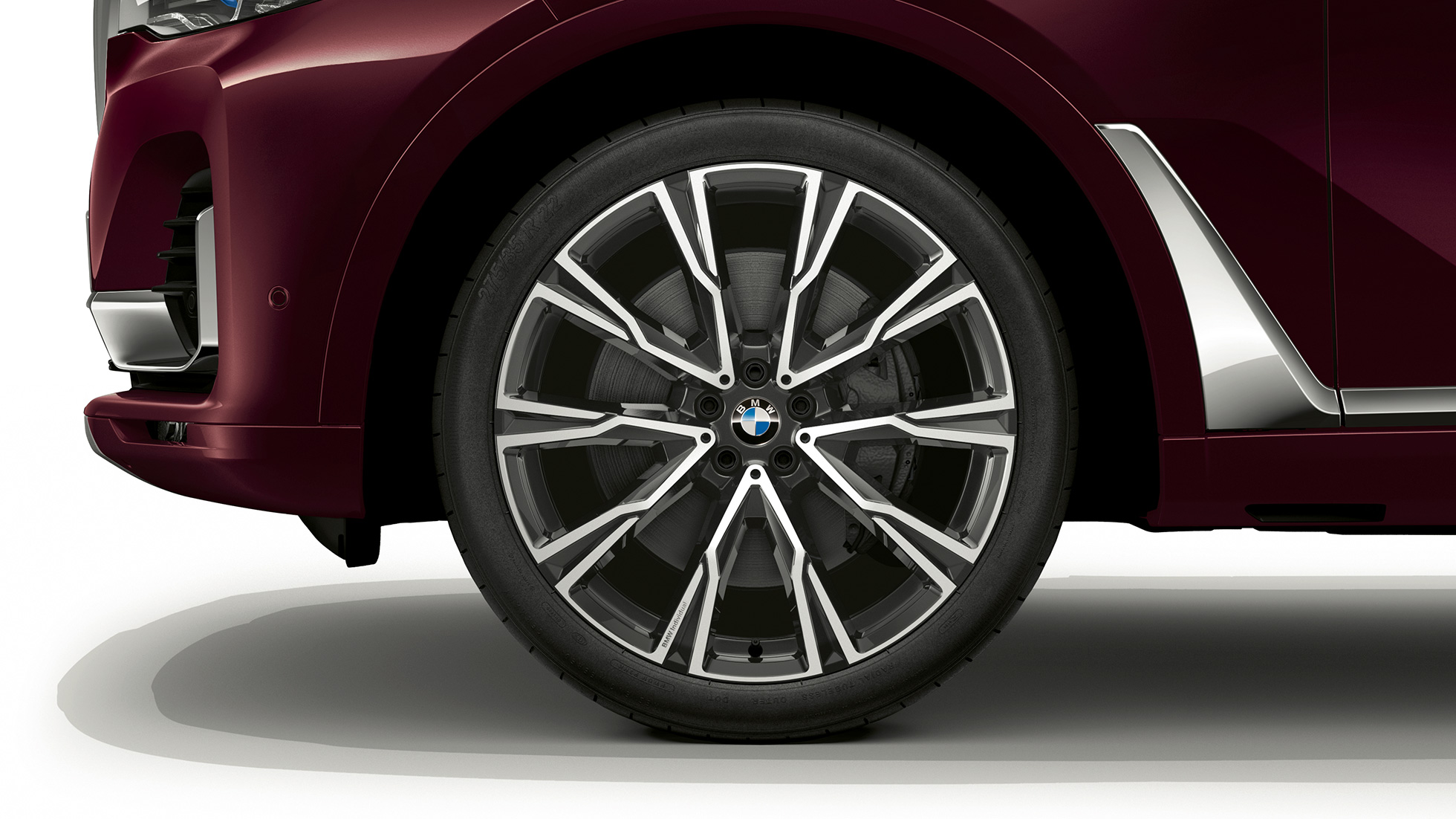BMW X7, ζάντα ελαφρού κράματος Έκδοσης M Sport Κοντινή λήψη ζάντας ελαφρού κράματος της BMW X7 με στοιχεία εξοπλισμού της Έκδοσης M Sport