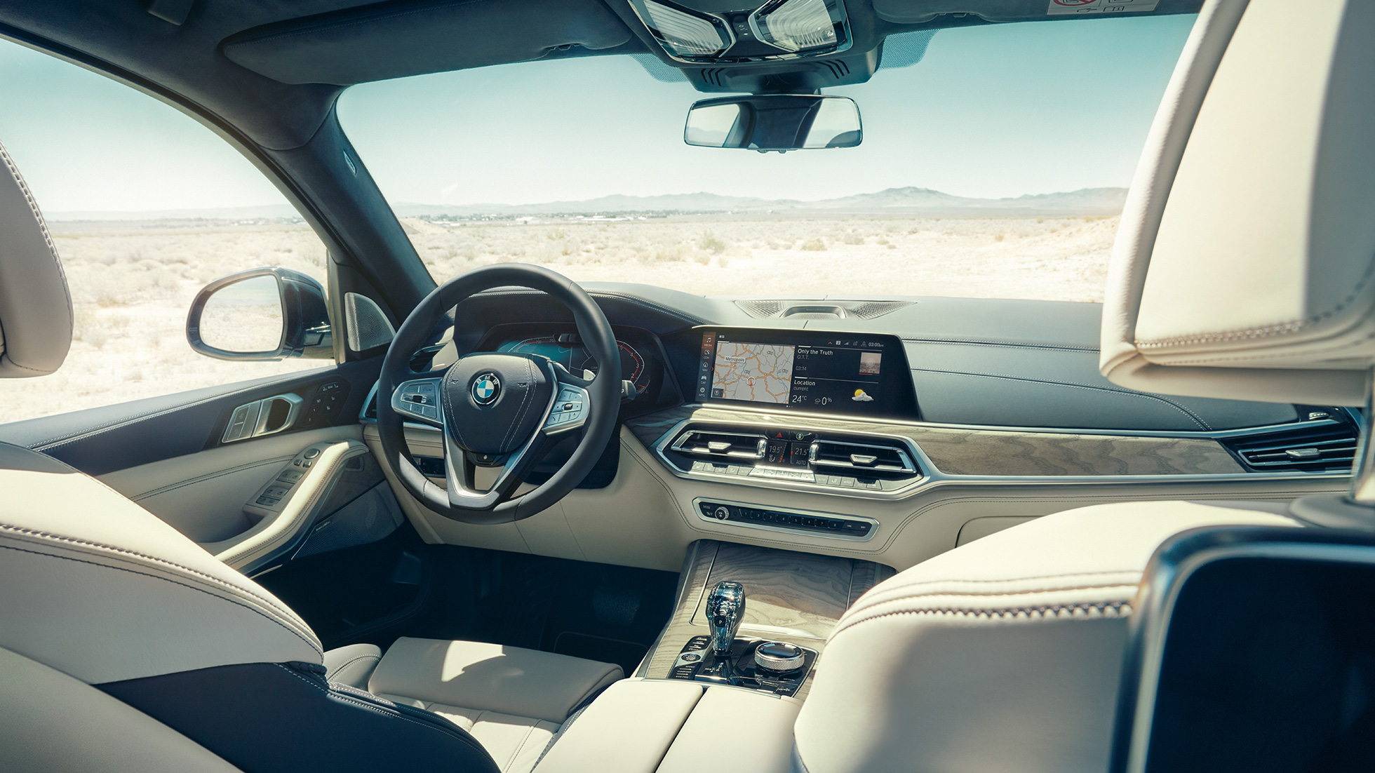 BMW Live Cockpit Professional BMW Live Cockpit Professional: Άποψη από το πίσω μέρος προς την πρώτη σειρά καθισμάτων με θέαση του τιμονιού και του πίνακα οργάνων