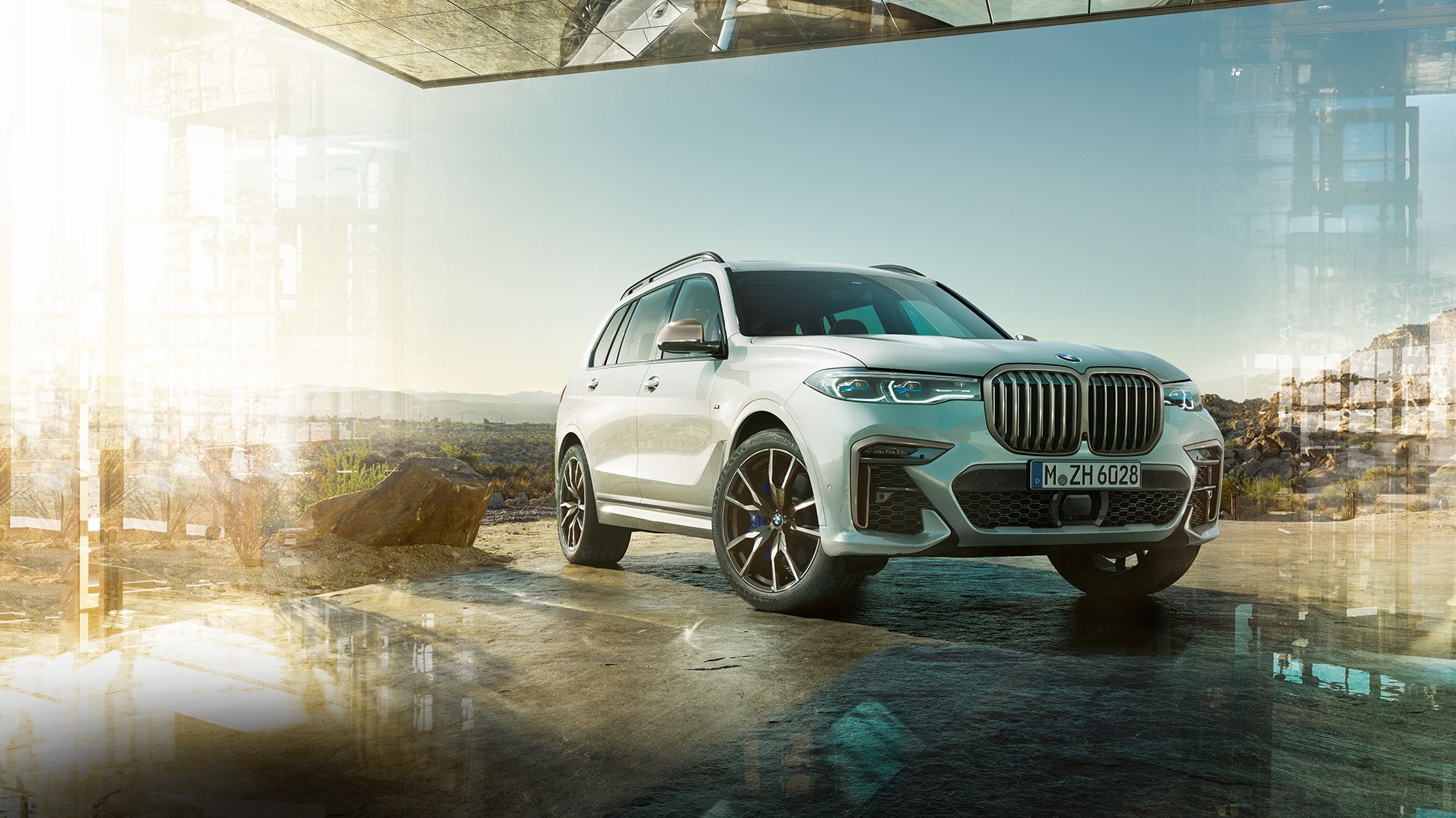 BMW X7 M50d, μπροστινή όψη τριών τετάρτων BMW X7 M50d: μπροστινή όψη τριών τετάρτων λευκής BMW X7 σε στάση
