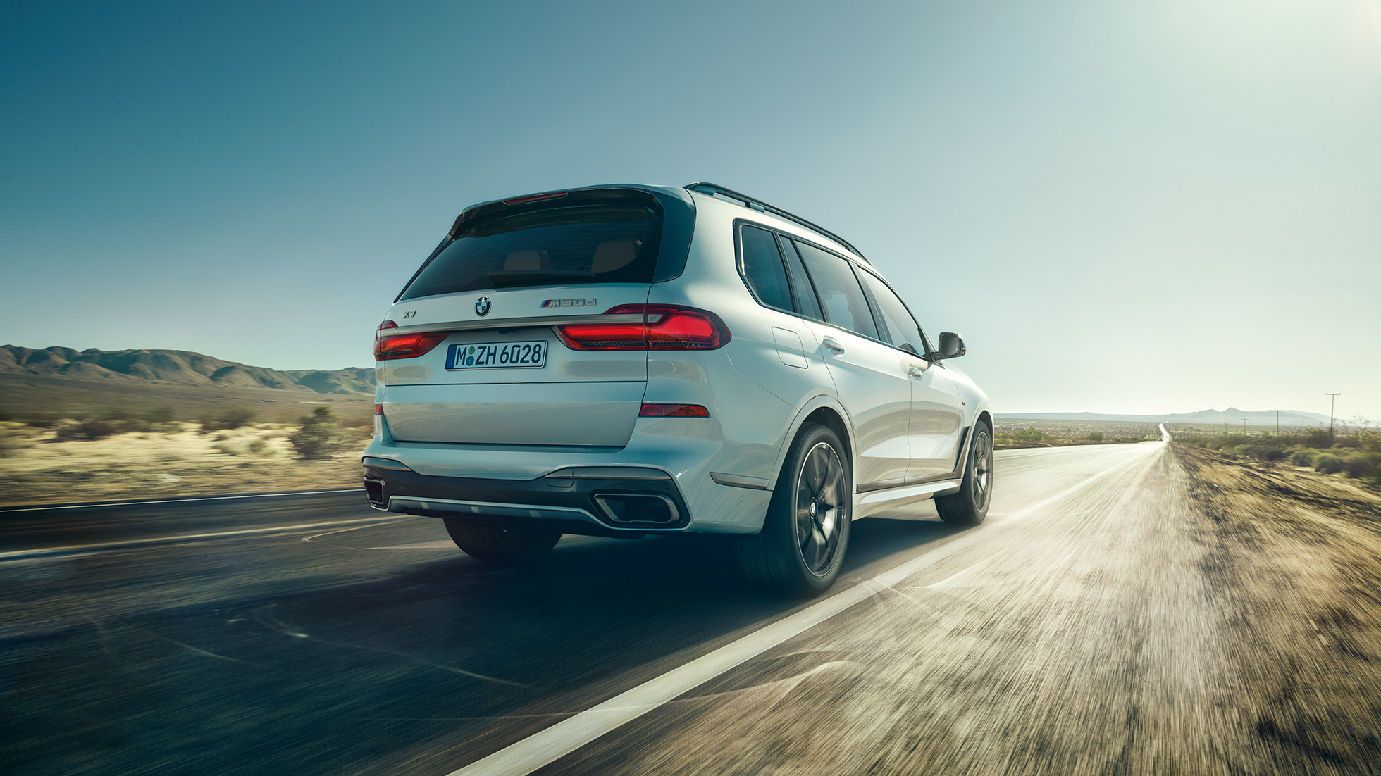 BMW X7 M50d, λήψη πίσω μέρους BMW X7 M50d: λήψη του πίσω μέρους λευκής BMW X7 εν κινήσει
