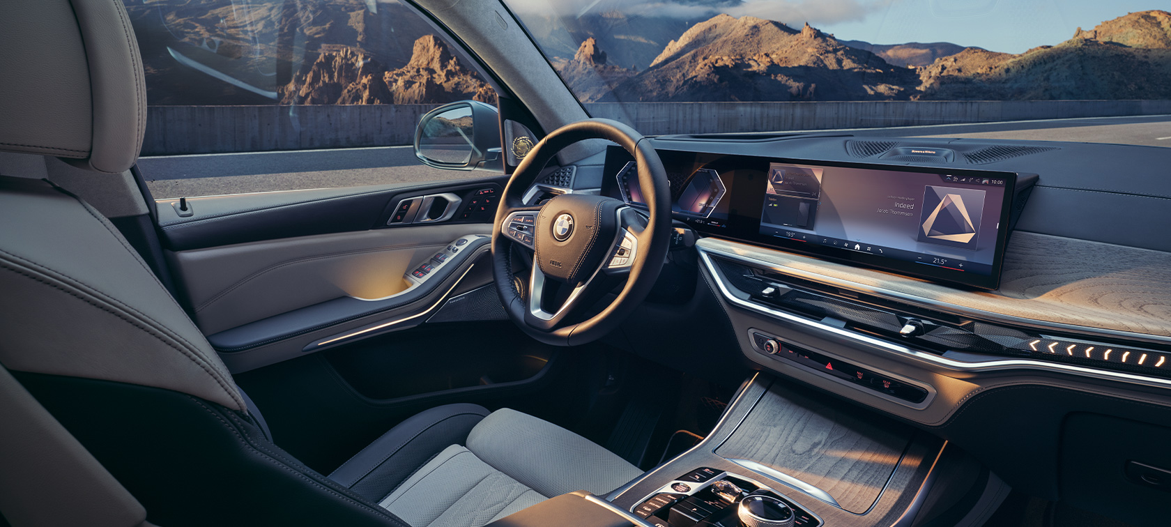 Λήψη του cockpit από την πλευρά του συνοδηγού, BMW X7, G07, LCI Λήψη του cockpit με BMW Κυρτή Οθόνη από την πλευρά του συνοδηγού, BMW X7, G07, LCI