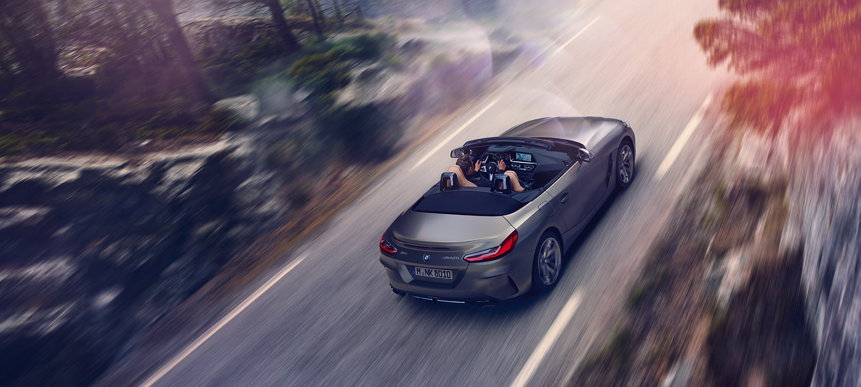 Ευρυγώνια άποψη μίας γκρι BMW Z4 Roadster Ευρυγώνια άποψη μίας γκρι BMW Z4 Roadster σε κίνηση