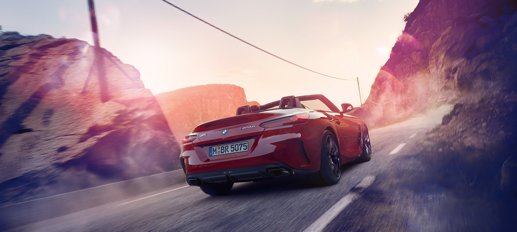 BMW Z4 Roadster κινείται σε ορεινό τοπίο BMW Z4 Roadster κινείται σε ορεινό τοπίο