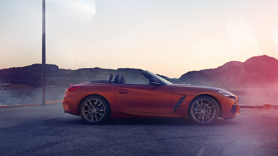 Πορτοκαλί BMW Z4 First Edition, σταματημένη σε στροφή Πορτοκαλί BMW Z4 First Edition σταματημένη σε στροφή, σε ορεινό τοπίο