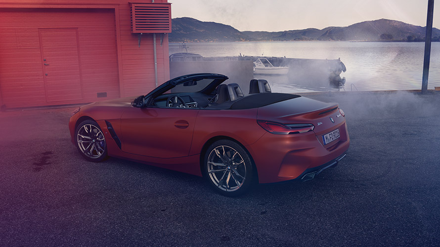BMW Z4 First Edition σε κίνηση Πίσω όψη BMW Z4 First Edition σε κίνηση, σε ορεινή διαδρομή