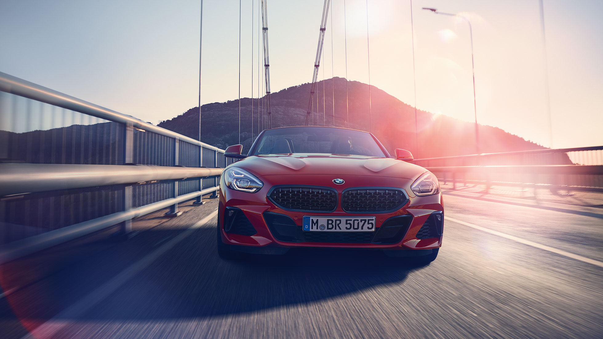 BMW Z4 Roadster σε γέφυρα Μπροστινή λήψη της BMW Z4 Roadster σε γέφυρα