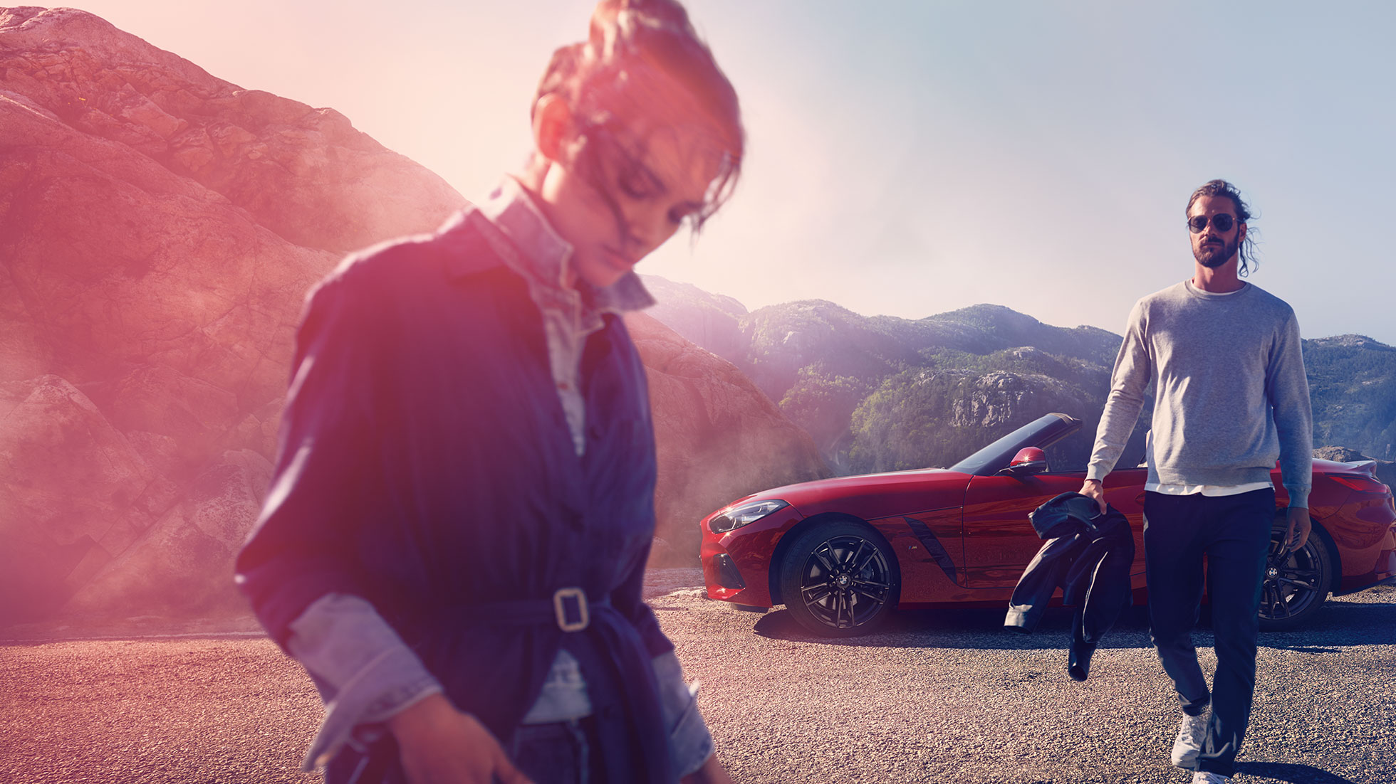 BMW Z4 Roadster μπροστά από ορεινό τοπίο Άντρας και γυναίκα και BMW Z4 Roadster μπροστά από ορεινό τοπίο