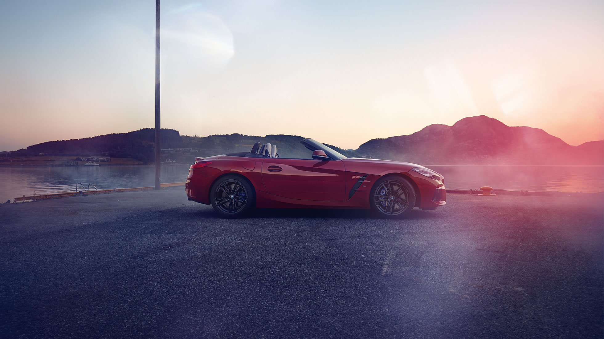 Πλαϊνή λήψη της BMW Z4 Roadster Πλαϊνή λήψη της BMW Z4 Roadster μπροστά από ορεινό τοπίο
