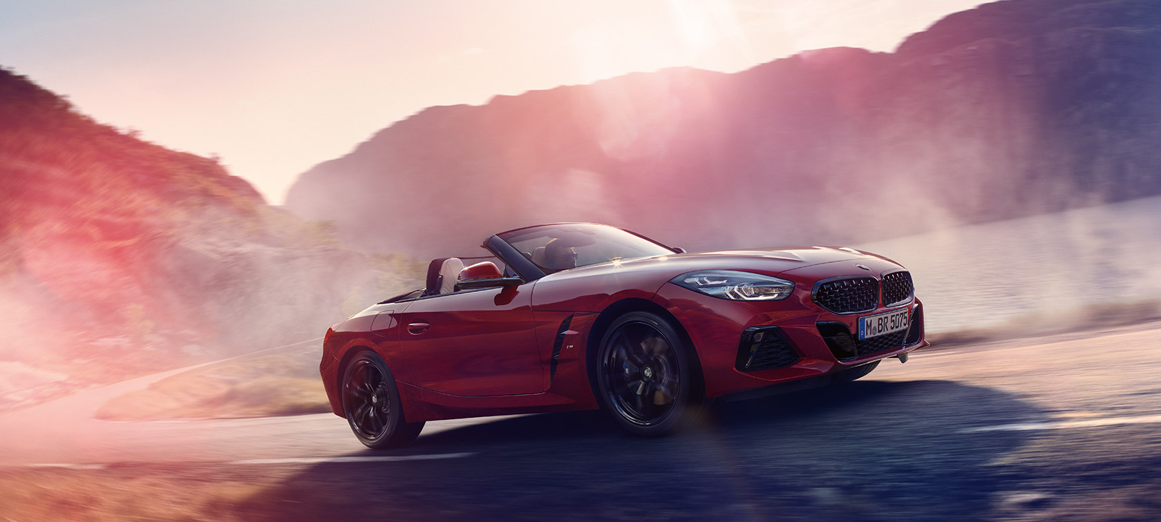BMW Z4 Roadster σε κίνηση BMW Z4 Roadster σε ανηφορική διαδρομή