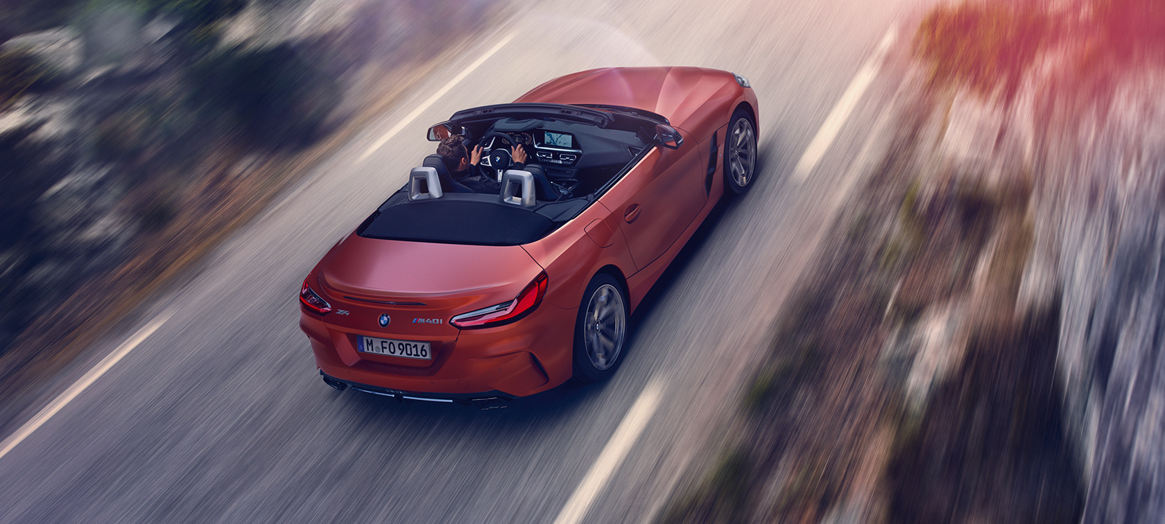 BMW Z4 Roadster (G29), πίσω λήψη τρία τέταρτα, εν κινήσει BMW Z4 Roadster (G29), πίσω λήψη τρία τέταρτα, εν κινήσει