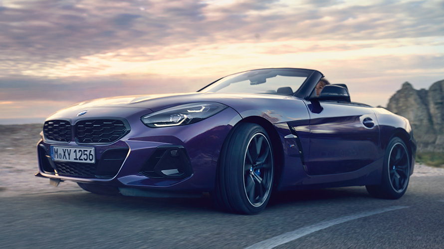 BMW Z4 Roadster (G29), μπροστινή λήψη, σε κίνηση BMW Z4 Roadster (G29), μπροστινή λήψη, σε κίνηση
