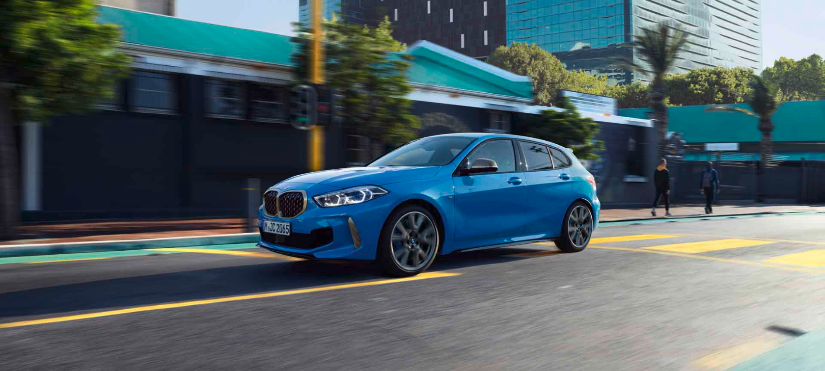 BMW Σειρά 1, εν κινήσει μπροστινή λήψη τρία τέταρτα BMW Σειρά 1, εν κινήσει μπροστινή λήψη τρία τέταρτα