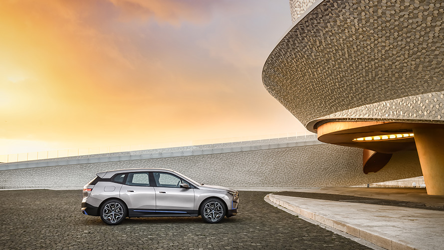Στόχοι 2025, Ειδικές Πωλήσεις BMW, Κόμβος Βιωσιμότητας, Επισκόπηση Ειδικές Πωλήσεις BMW, Κόμβος Βιωσιμότητας, Επισκόπηση, Στόχοι 2025, πλαϊνή λήψη σταθμευμένου αυτοκινήτου BMW