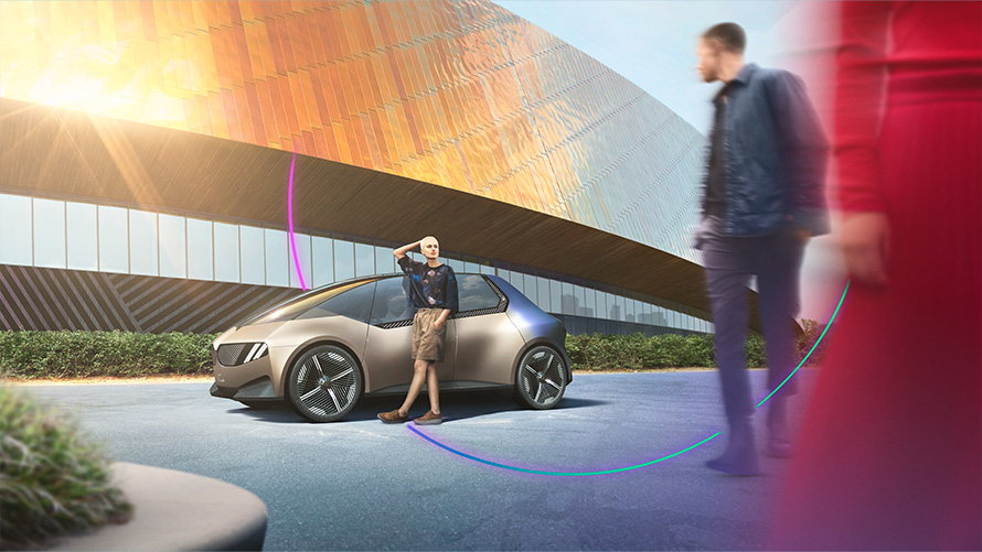 Στόχοι 2050, Ειδικές Πωλήσεις BMW, Κόμβος Βιωσιμότητας, Επισκόπηση Ειδικές Πωλήσεις BMW, Κόμβος Βιωσιμότητας, Επισκόπηση, Στόχοι 2050, άντρας και γυναίκα μπροστά από πρωτότυπο BMW
