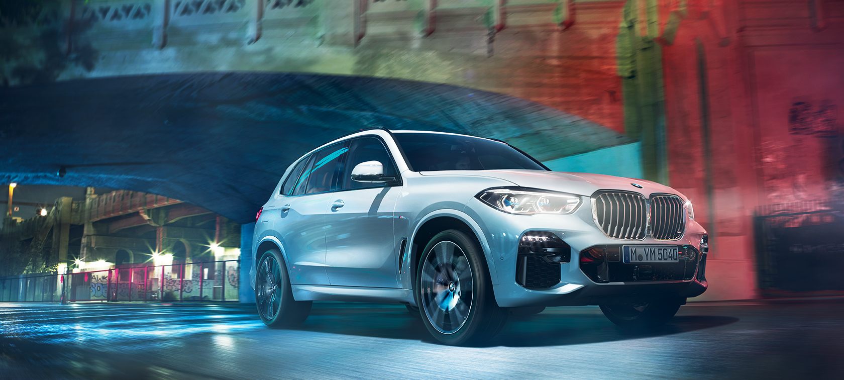 Η BMW X5 M κινούμενη στην πόλη τη νύχτα