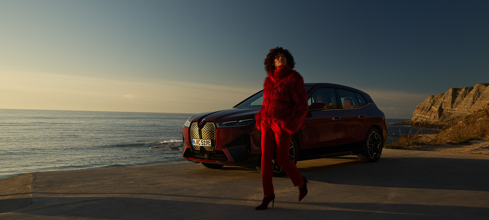 BMW iX i20, 2021, ηλεκτρικό SUV, BMW iX, xDrive50 σε κόκκινο Aventurin μπροστά από ακτή