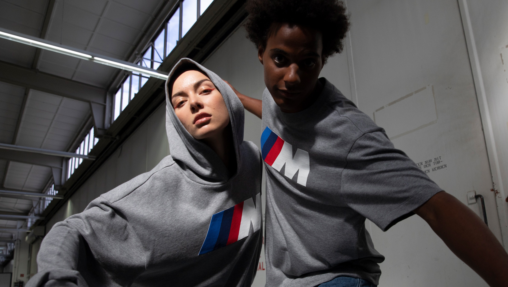 BMW Lifestyle Lookbook, 2023, φούτερ με κουκούλα BMW M, λογότυπο, unisex και t-shirt BMW M, λογότυπο, unisex BMW Lifestyle Lookbook, φούτερ με κουκούλα BMW M, λογότυπο, unisex και t-shirt BMW M, λογότυπο, unisex