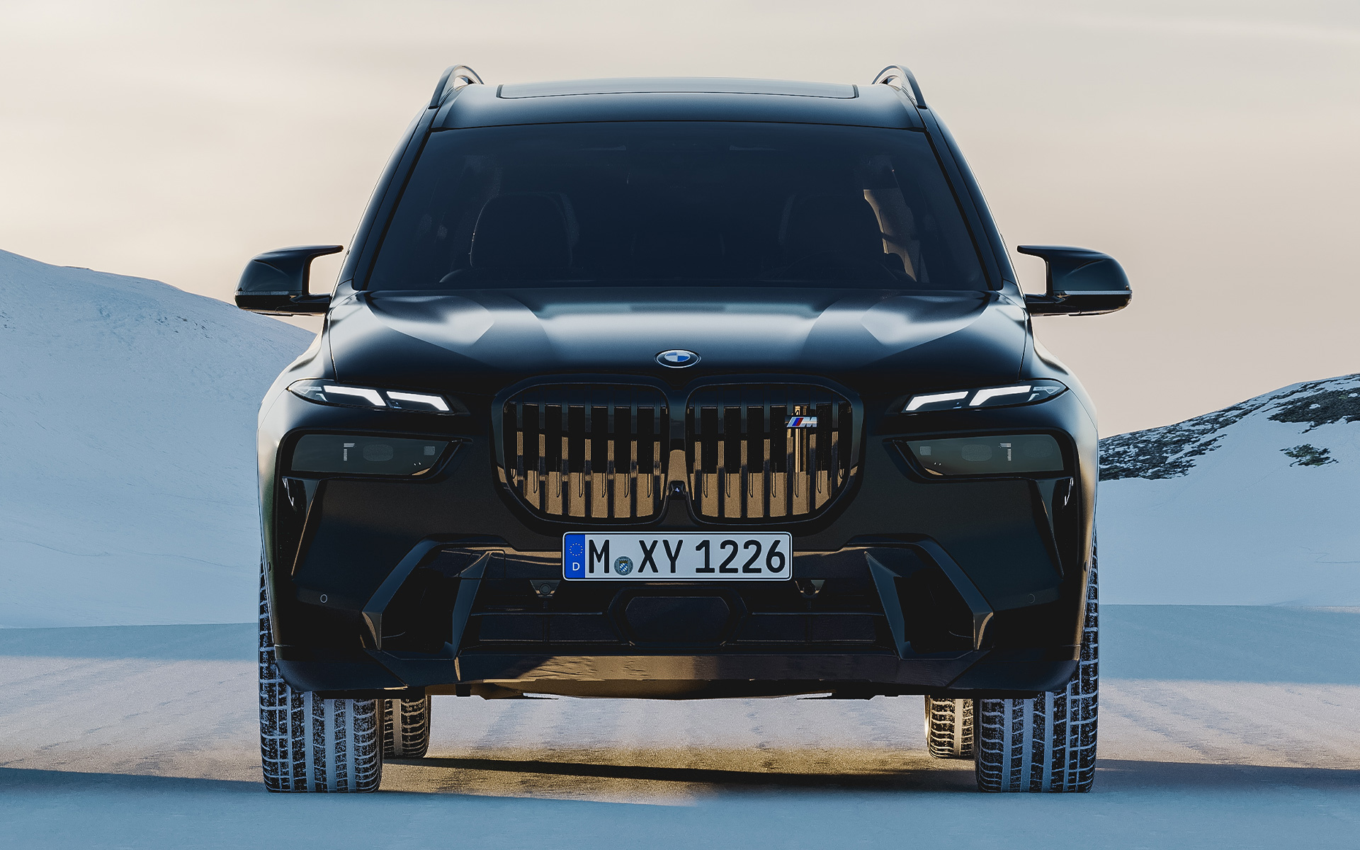 BMW X7 G07 σε μαύρο Frozen BMW X7, G07 σε BMW Individual μαύρο Frozen, μπροστινή λήψη, σταθμευμένη σε χιόνι