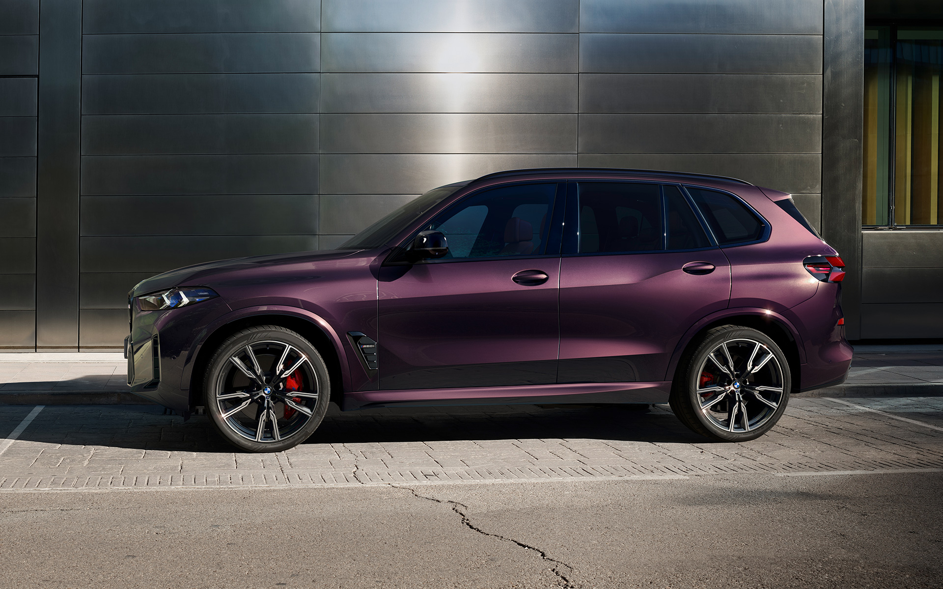 BMW X5 M60i, G05, σε Mora μεταλλικό BMW X5 M60i, G05, σε BMW Individual Mora μεταλλικό, πλαϊνή λήψη 2/3, σταθμευμένη