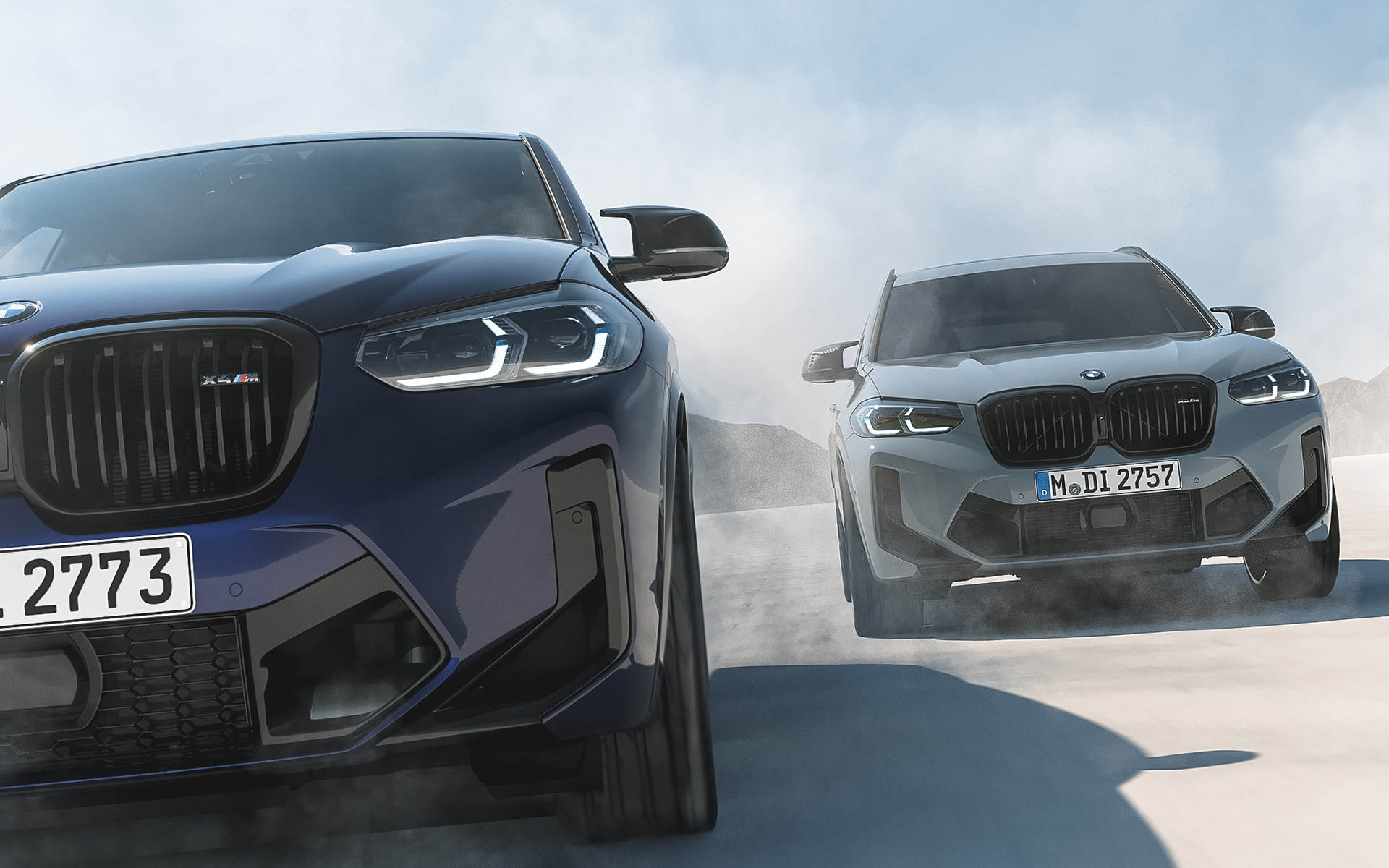 BMW X4 M, F98, σε BMW Individual μπλε Velvet, BMW X3 M, F97, σε BMW Individual γκρι Nardo BMW X4 M, F98, σε BMW Individual μπλε Velvet, BMW X3 M, F97 σε BMW Individual γκρι Nardo, μπροστινή λήψη, σε κίνηση