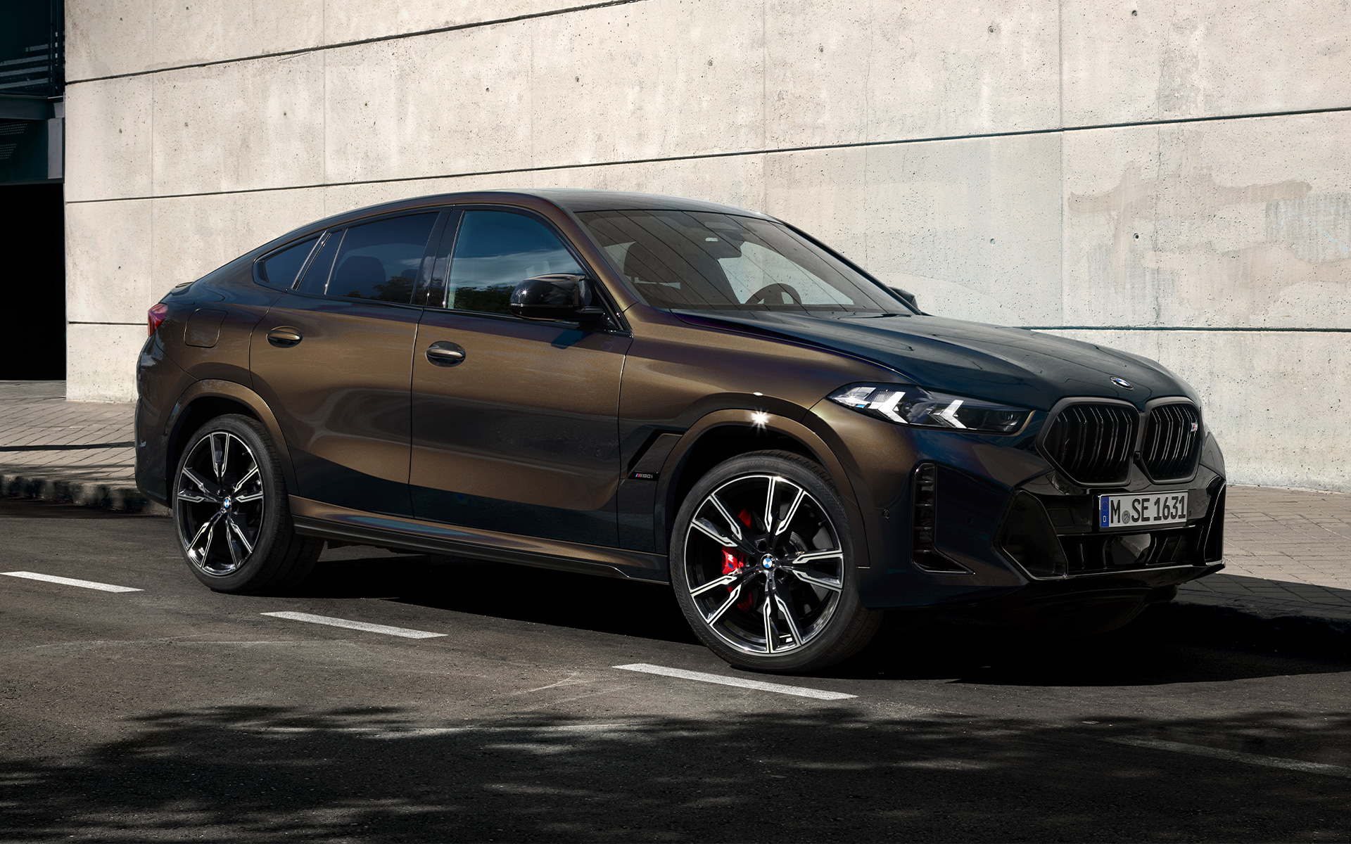 BMW X6 M60i, G06, σε καφέ Pyrite μεταλλικό BMW X6 M60i, G06, σε BMW Individual καφέ Pyrite μεταλλικό, πλαϊνή λήψη 2/3, σταθμευμένη σε χώρο πάρκινγκ