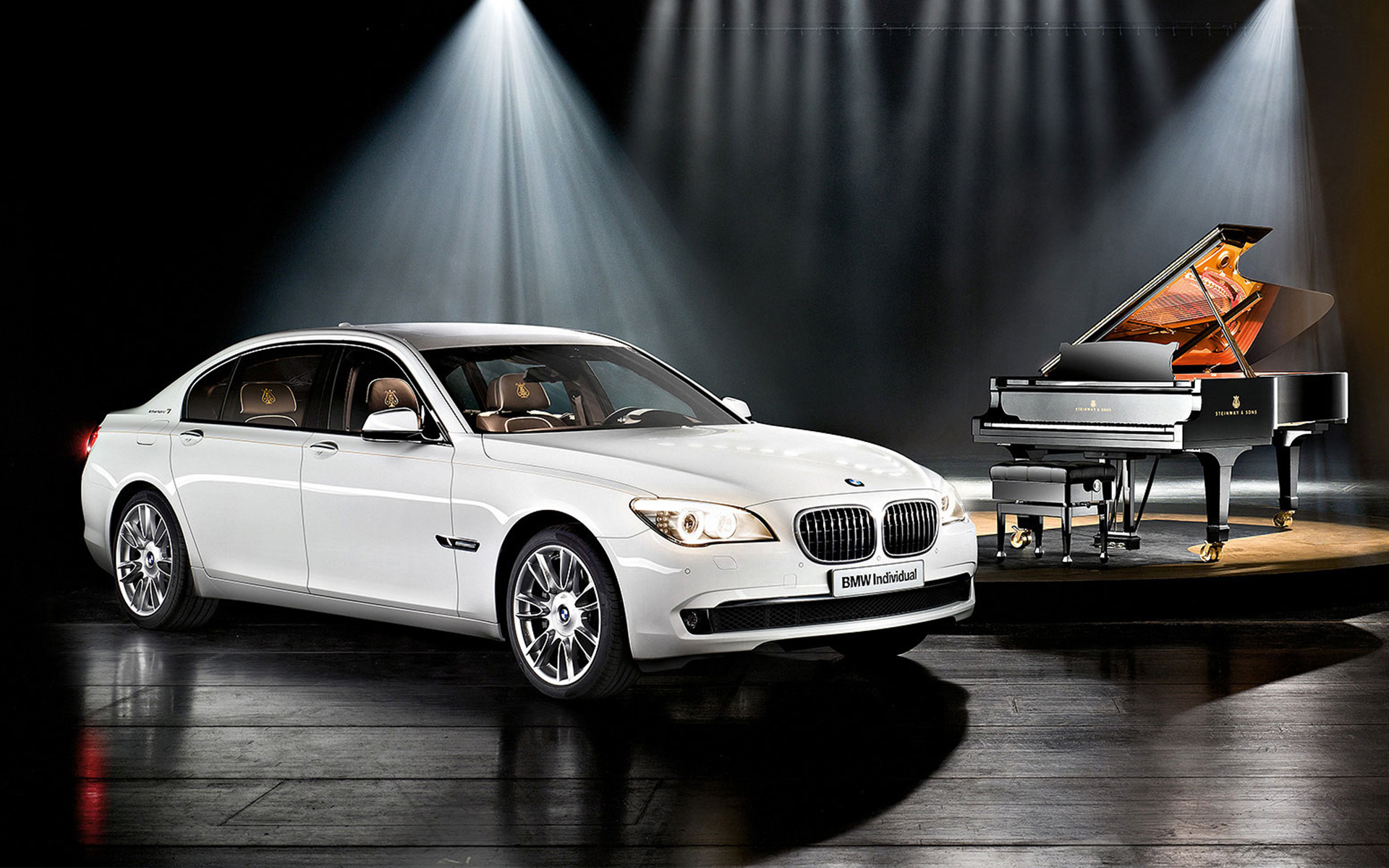 BMW Individual Σειρά 7 Composition, εμπνευσμένη από Steinway & Sons, F01, 2010 μπροστά σε πιάνο BMW Individual Σειρά 7 Composition, εμπνευσμένη από Steinway & Sons, F01, 2010, BMW, πλαϊνή λήψη τριών τετάρτων μπροστά σε πιάνο