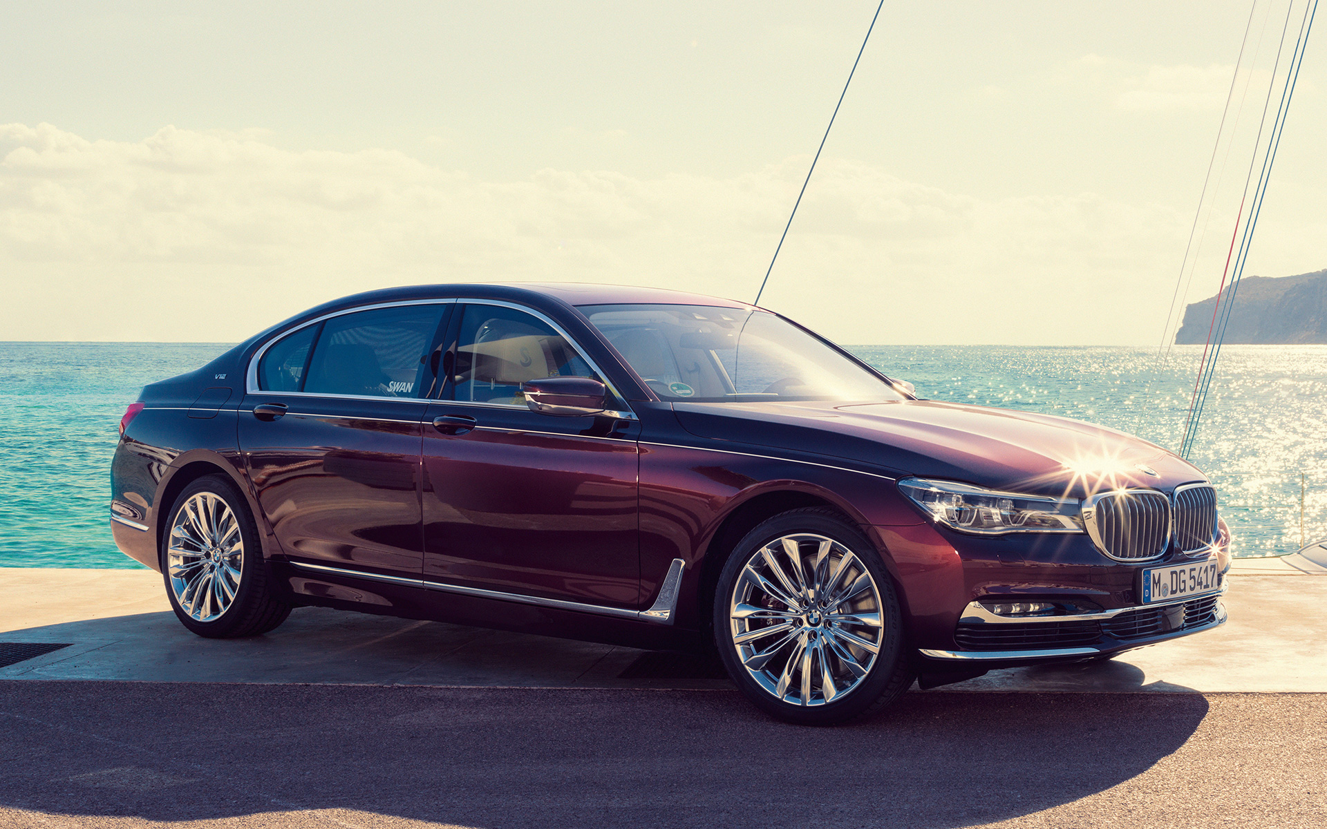 BMW Individual M760Li εμπνευσμένη από Nautor's Swan, G12, 2017, μπροστά από ιστιοπλοϊκό BMW Individual M760Li εμπνευσμένη από Nautor's Swan, G12, 2017, πλαϊνή λήψη τριών, σταθμευμένη σε προβλήτα μπροστά από ιστιοπλοϊκό