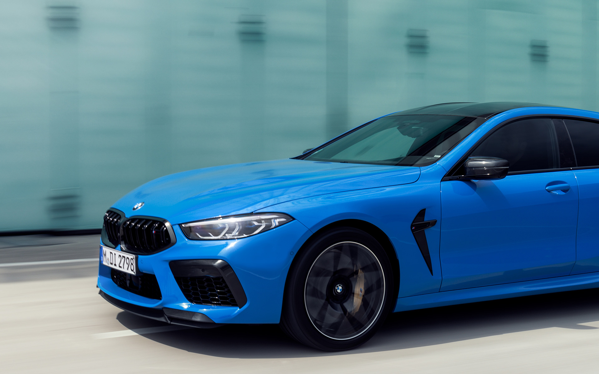 BMW M8 Competition Coupe F92, 2019, BMW Individual μπλε Voodoo, πλαϊνή λήψη τριών τετάρτων BMW M8 Competition Coupe F92, 2019, BMW Individual μπλε Voodoo, πλαϊνή λήψη τριών τετάρτων, σε κίνηση
