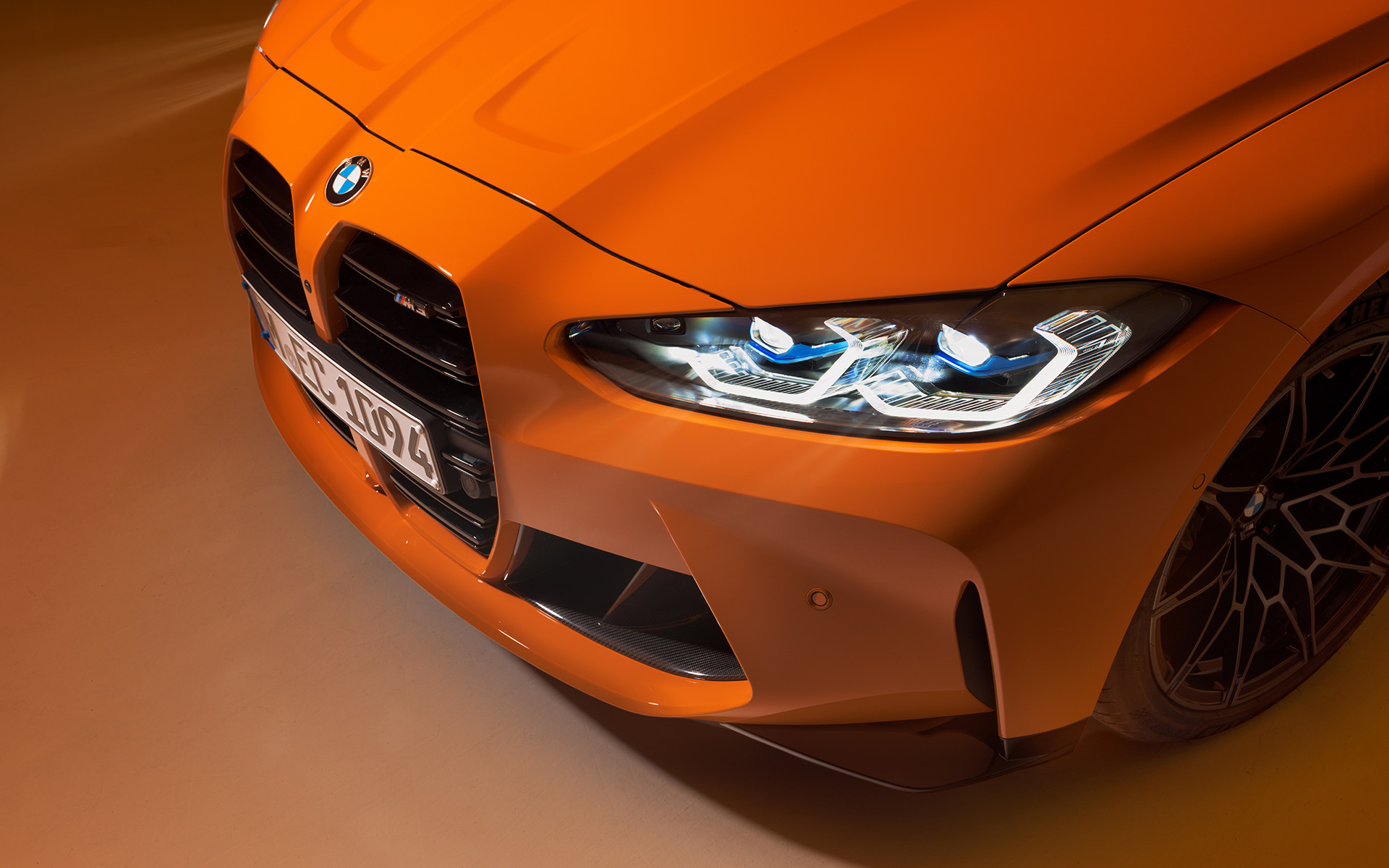 BMW M4 Competition Coupe, G82, 2021, BMW Individual πορτοκαλί Fire, μπροστινή λήψη τριών τετάρτων BMW M4 Competition Coupe, G82, 2021, BMW Individual πορτοκαλί Fire, μπροστινή λήψη τριών τετάρτων, κοντινή λήψη με κάτοψη