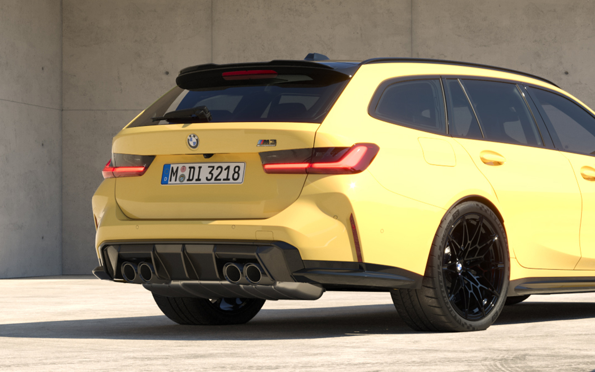 BMW M3 Competition M xDrive Touring, G81, 2022, BMW Individual κίτρινο Dakar, πλαϊνή λήψη τριών τετάρτων BMW M3 Competition M xDrive Touring, G81, 2022, BMW Individual κίτρινο Dakar, πλαϊνή λήψη τριών τετάρτων, σταθμευμένη σε διασταύρωση