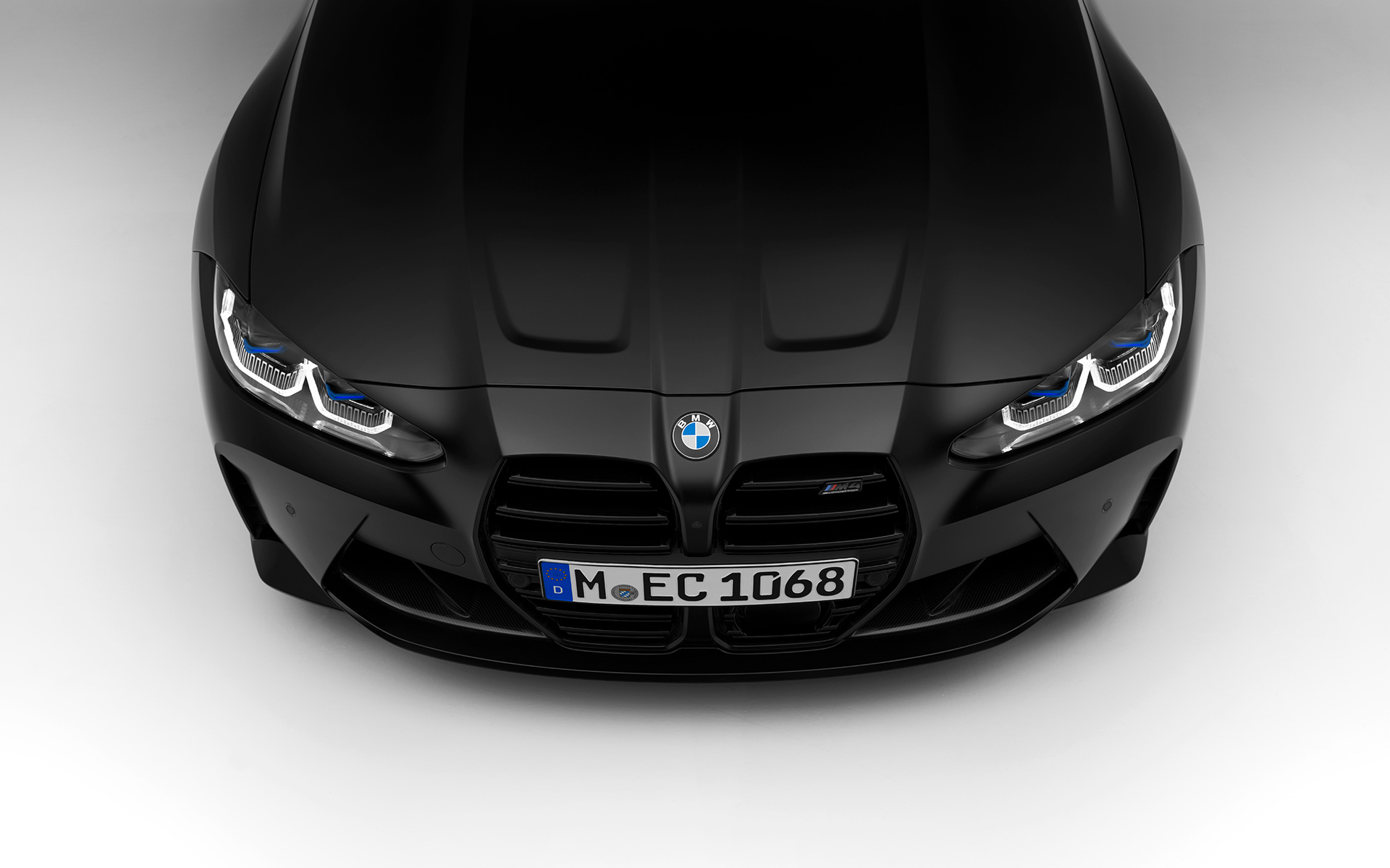 BMW M4 Competition Coupe G82, 2021 BMW Individual μαύρο Frozen μεταλλικό, μπροστινή λήψη BMW M4 Competition Coupe G82, 2021 BMW Individual μαύρο Frozen μεταλλικό, σταθμευμένη, μπροστινή λήψη σε διασταύρωση από ψηλά