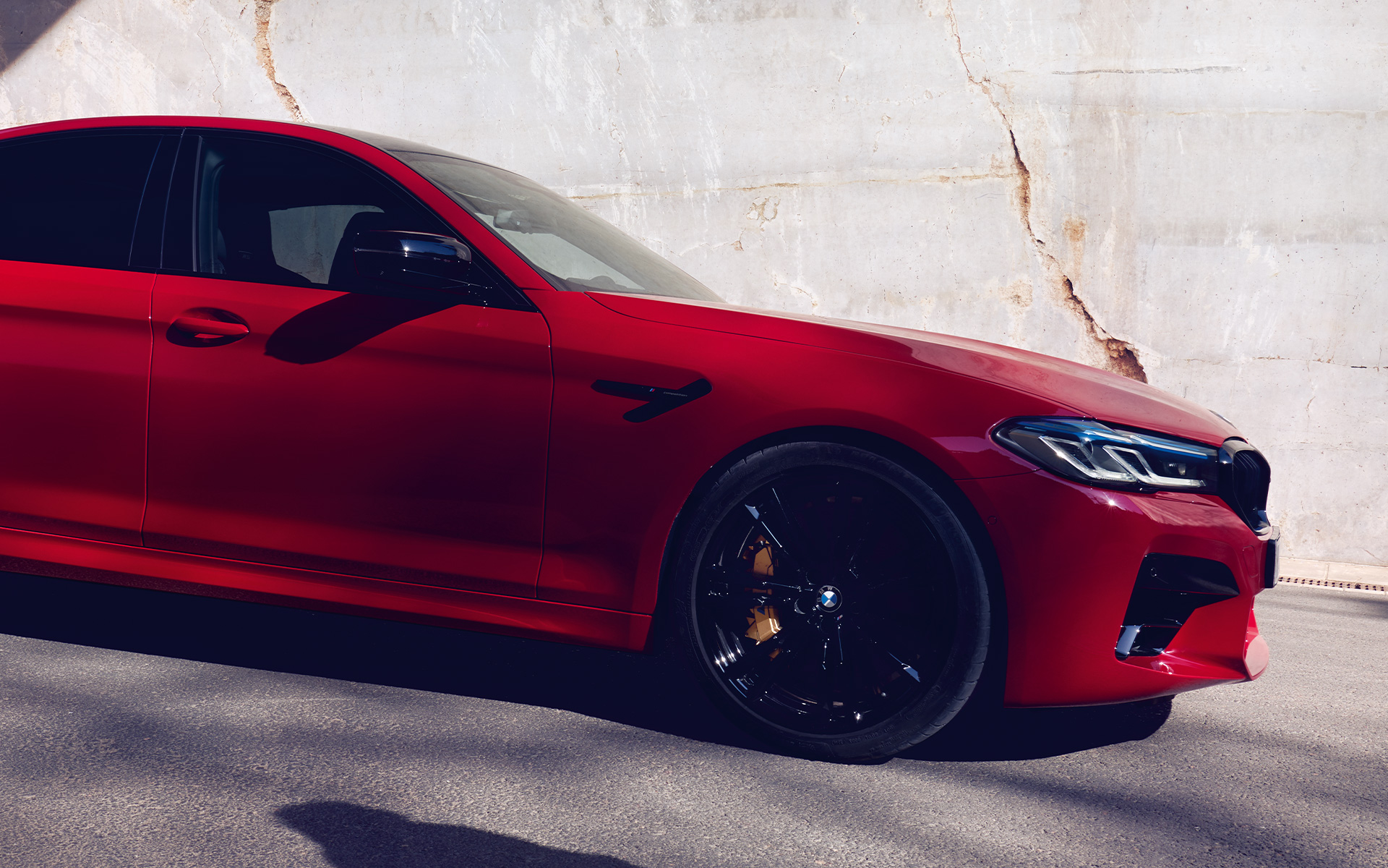 BMW M5 Competition, F90, 2018, BMW Individual κόκκινο Imola, πλαϊνή λήψη BMW M5 Competition, F90, 2018, BMW Individual κόκκινο Imola, πλαϊνή λήψη σε διασταύρωση