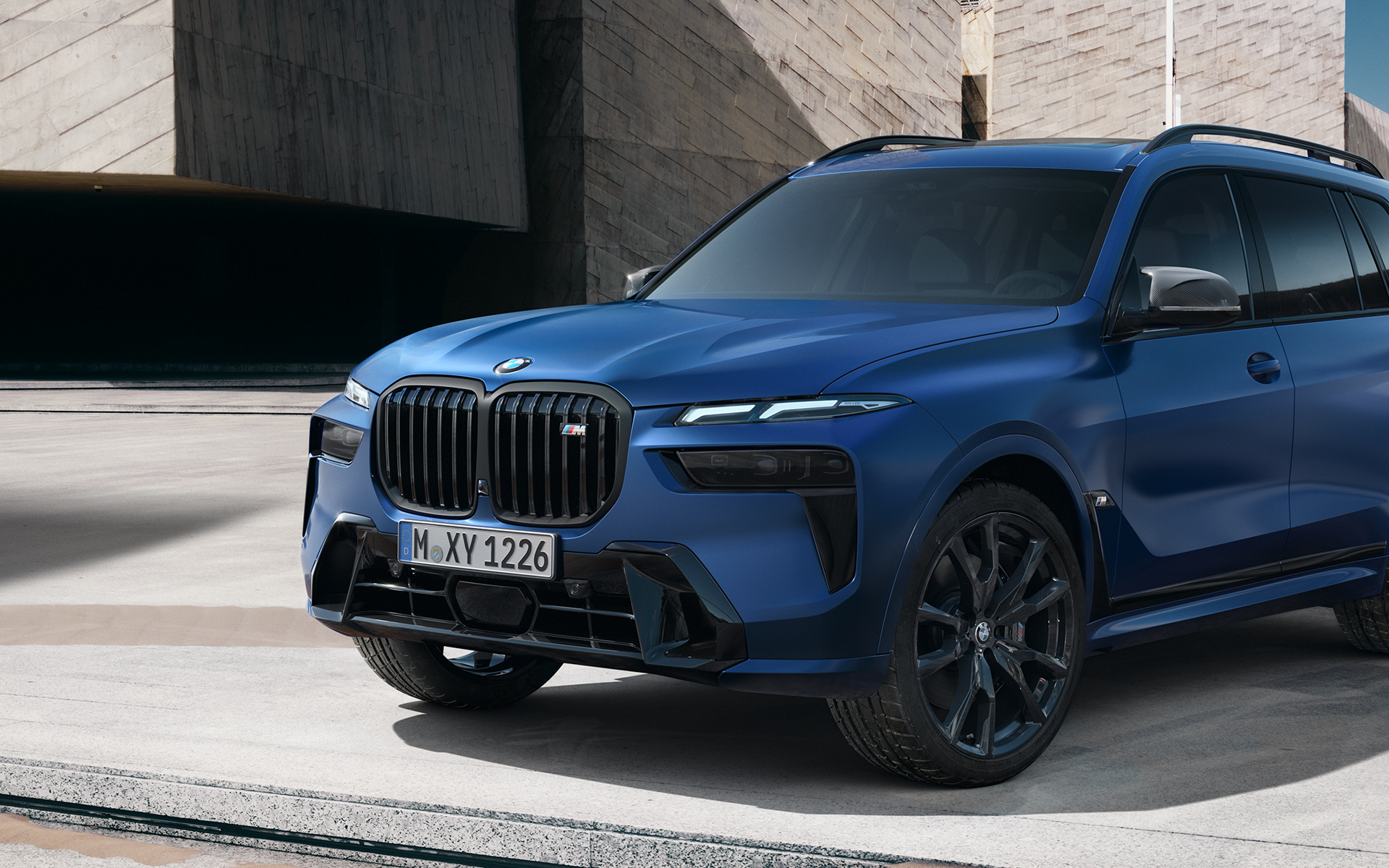 BMW X7 M60i xDrive, G07, LCI, BMW Individual μπλε Frozen Marina Bay μεταλλικό, πλαϊνή λήψη τριών τετάρτων BMW X7 M60i xDrive, G07, LCI, BMW Individual μπλε Frozen Marina Bay μεταλλικό, πλαϊνή λήψη τριών τετάρτων, σταθμευμένη σε διασταύρωση