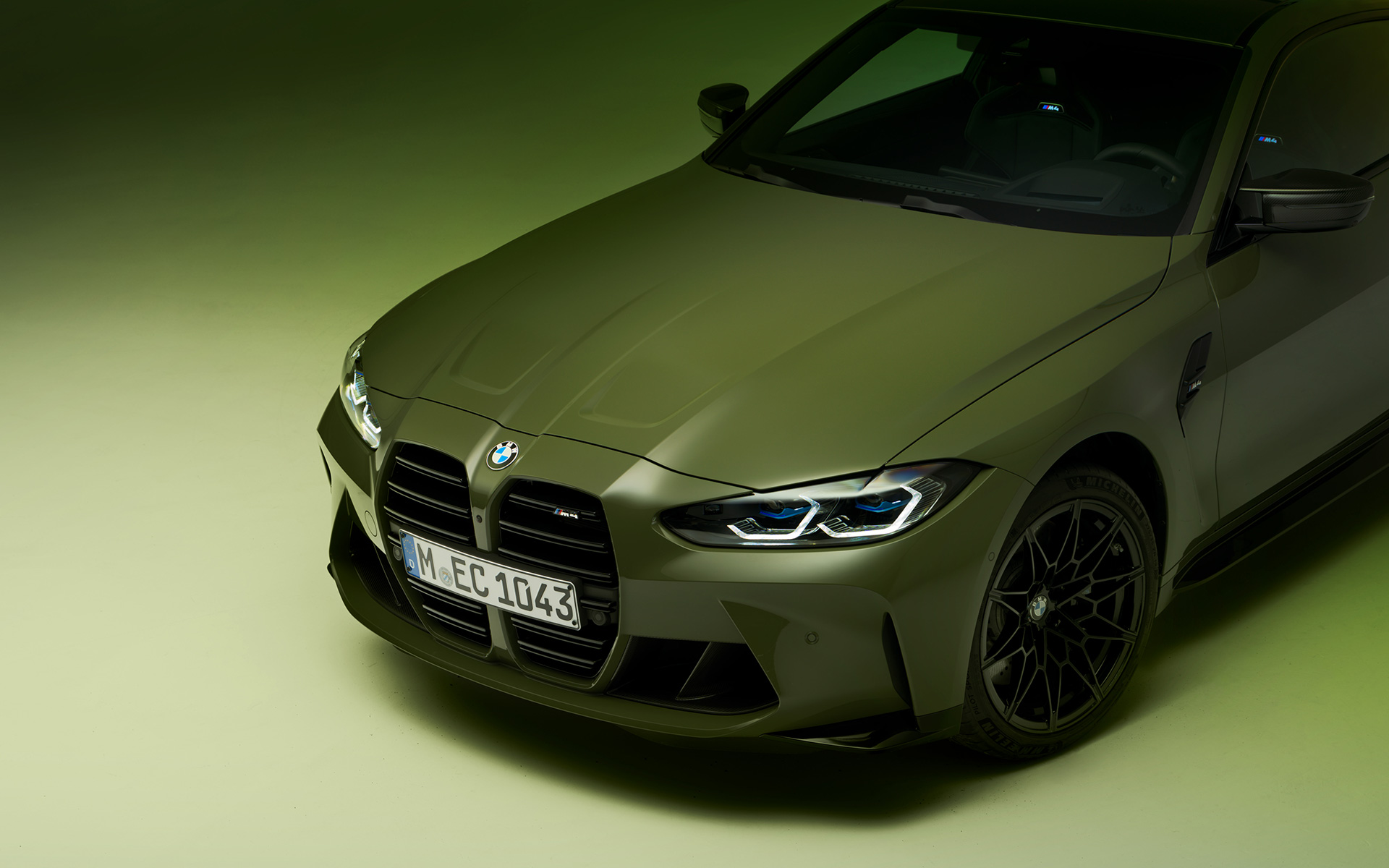 BMW M4 Competition Coupe, G82, 2021, BMW Individual πράσινο Urban, μπροστινή λήψη τριών τετάρτων BMW M4 Competition Coupe, G82, 2021, BMW Individual πράσινο Urban, μπροστινή λήψη τριών τετάρτων, σταθμευμένη σε διασταύρωση, κάτοψη