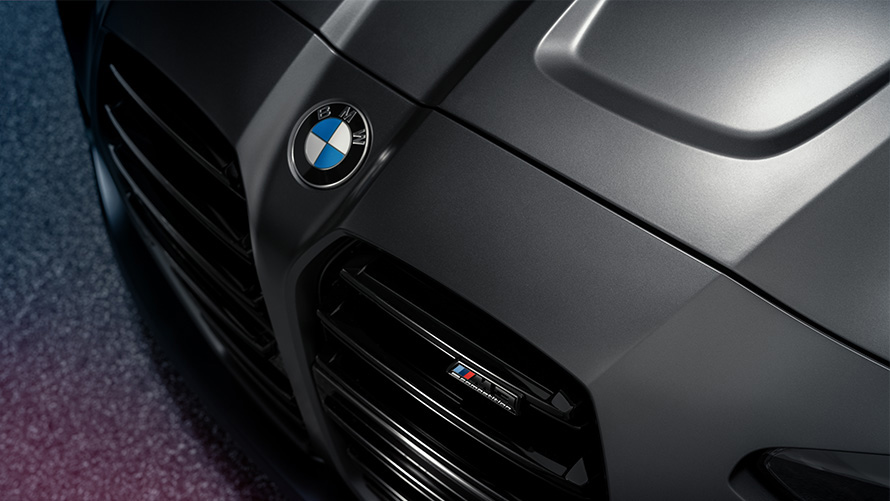 BMW M4 Competition Coupé, G82, 2021 γκρι Frozen Dark μεταλλικό, μπροστινή λήψη, σταθμευμένη σε διασταύρωση, κοντινή λήψη από ψηλά BMW M4 Competition Coupé, G82, 2021 γκρι Frozen Dark μεταλλικό, μπροστινή λήψη, σταθμευμένη σε διασταύρωση, κοντινή λήψη από ψηλά