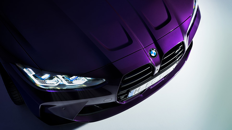 BMW M4 Competition Coupé, G82, 2021 BMW Individual Thundernight μεταλλικό, μπροστινή λήψη τριών τετάρτων σε διασταύρωση, κοντινή λήψη από ψηλά BMW M4 Competition Coupé, G82, 2021 BMW Individual Thundernight μεταλλικό, μπροστινή λήψη τριών τετάρτων σε διασταύρωση, κοντινή λήψη από ψηλά"