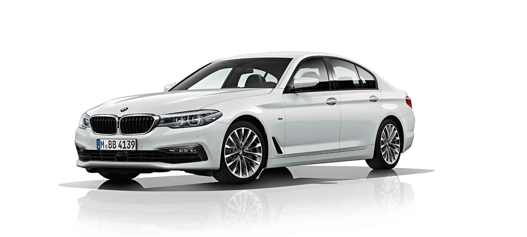 BMW Σειρά 5 Sedan Μπροστινή λήψη τριών τετάρτων της BMW Σειράς 5 Sedan σε λευκό χρώμα.