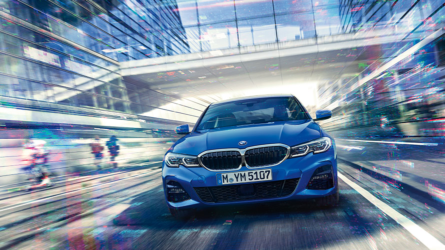 BMW Personal CoPilot: Έξυπνη Οδήγηση Άντρας οδηγεί μία BMW κοιτάζοντας το σύστημα υποστήριξης οδηγού BMW Personal CoPilot.