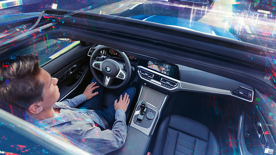 BMW Personal CoPilot: Έξυπνο Παρκάρισμα Άντρας κάθεται σε σταθμευμένη BMW και χρησιμοποιεί το σύστημα υποβοήθησης στάθμευσης BMW Personal CoPilot.