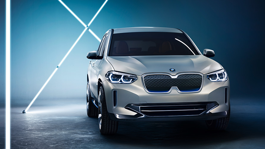 BMW Concept iX3, λήψη σε στούντιο BMW Concept iX3, μπροστινή λήψη τριών τετάρτων, σε στούντιο