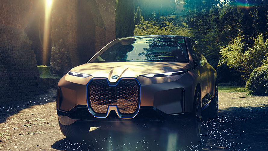 BMW Vision iNEXT μπροστά από δάσος BMW Vision iNEXT μπροστά από δάσος, μπροστινή λήψη τριών τετάρτων