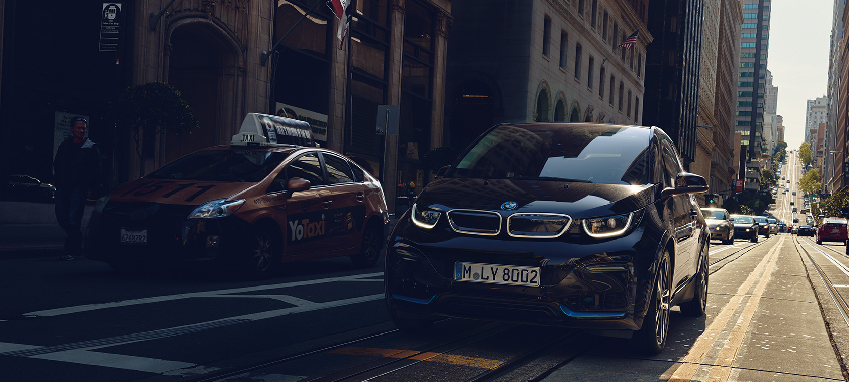 BMW i3 στο δρόμο Ηλεκτρικά αυτοκίνητα BMW, BMW i3 στο δρόμο, μπροστινή λήψη τριών τετάρτων