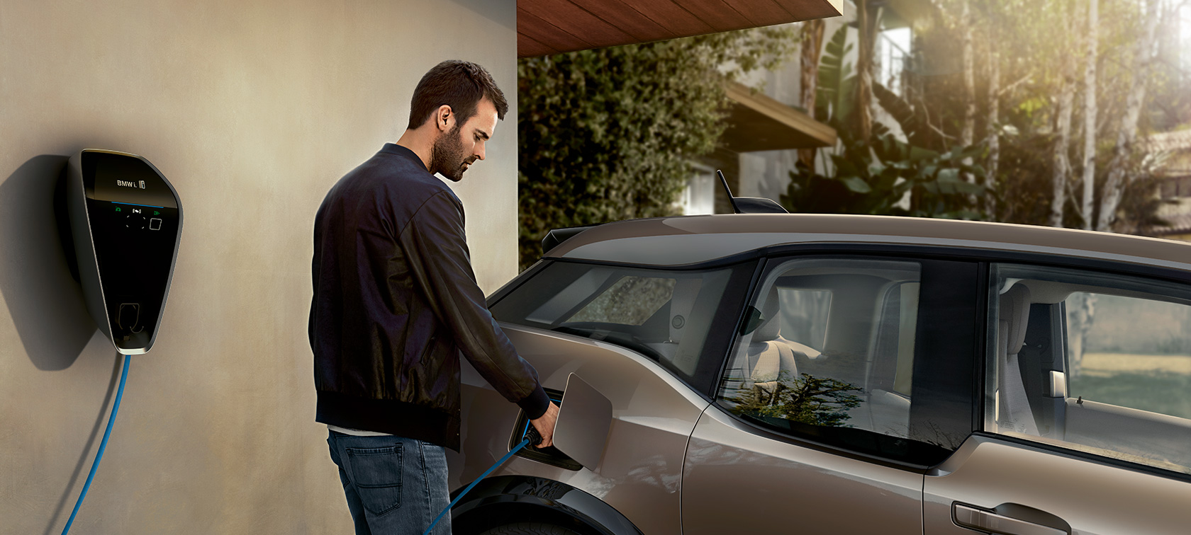 BMW i3s, άντρας σε σταθμό φόρτισης BMW, φόρτιση, BMW i3s, άντρας σε σταθμό φόρτισης