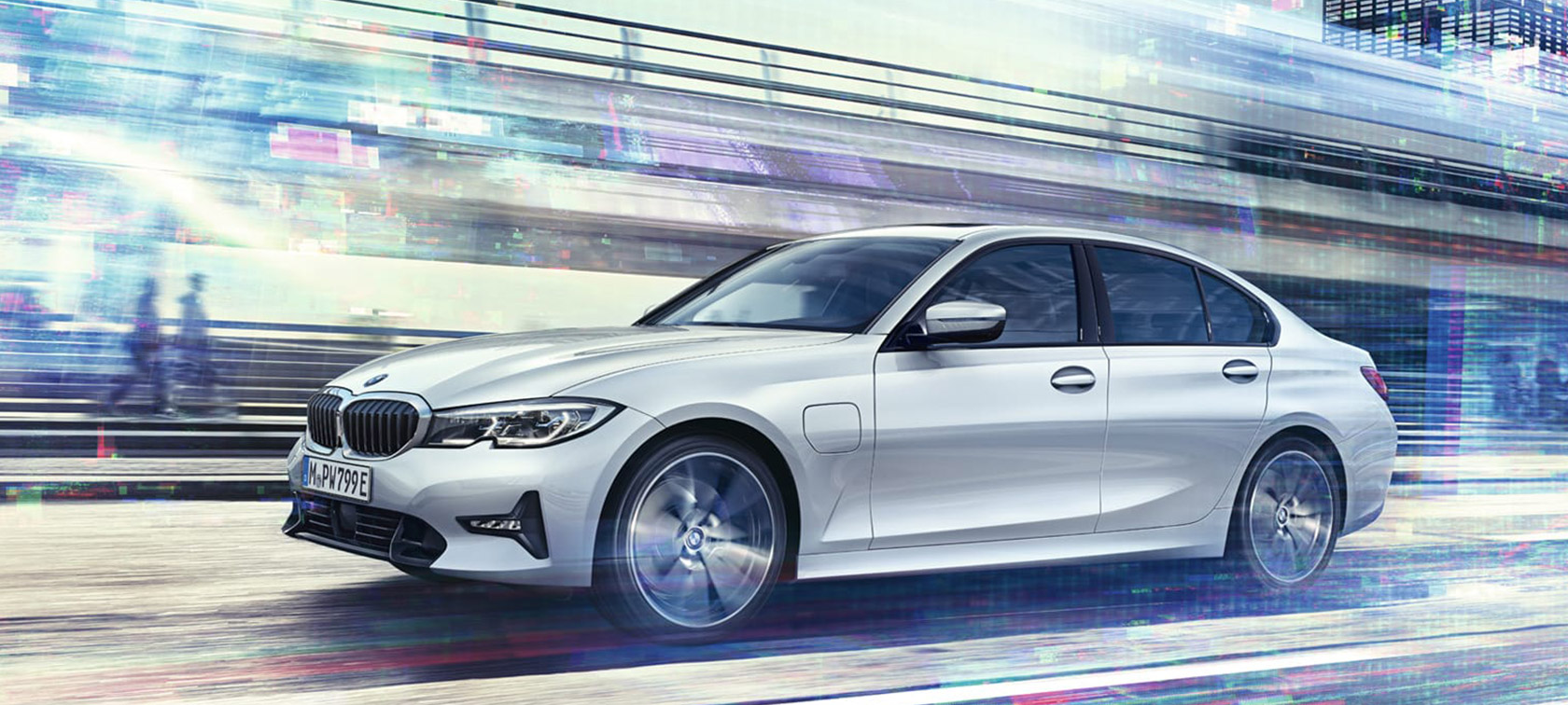 BMW Αυτοκίνητο μπροστά από γέφυρα Πρωτοποριακές ψηφιακές υπηρεσίες BMW, αυτοκίνητο BMW μπροστά από γέφυρα, λήψη τριών τετάρτων