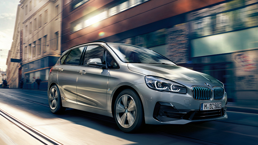 BMW Plug-in Hybrid Αυτοκίνητο στο δρόμο BMW Plug-in Hybrid, BMW Plug-in Hybrid Αυτοκίνητο στο δρόμο, μπροστινή λήψη τριών τετάρτων