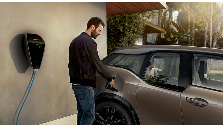 BMW i3s, άντρας σε σταθμό φόρτισης BMW, φόρτιση, BMW i3s, άντρας σε σταθμό φόρτισης