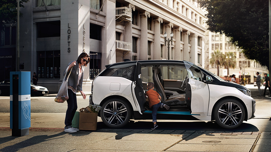 BMW i3 σε αστικό σκηνικό Αυτονομία BMW, BMW i3 σε αστικό σκηνικό με γυναίκα και παιδί