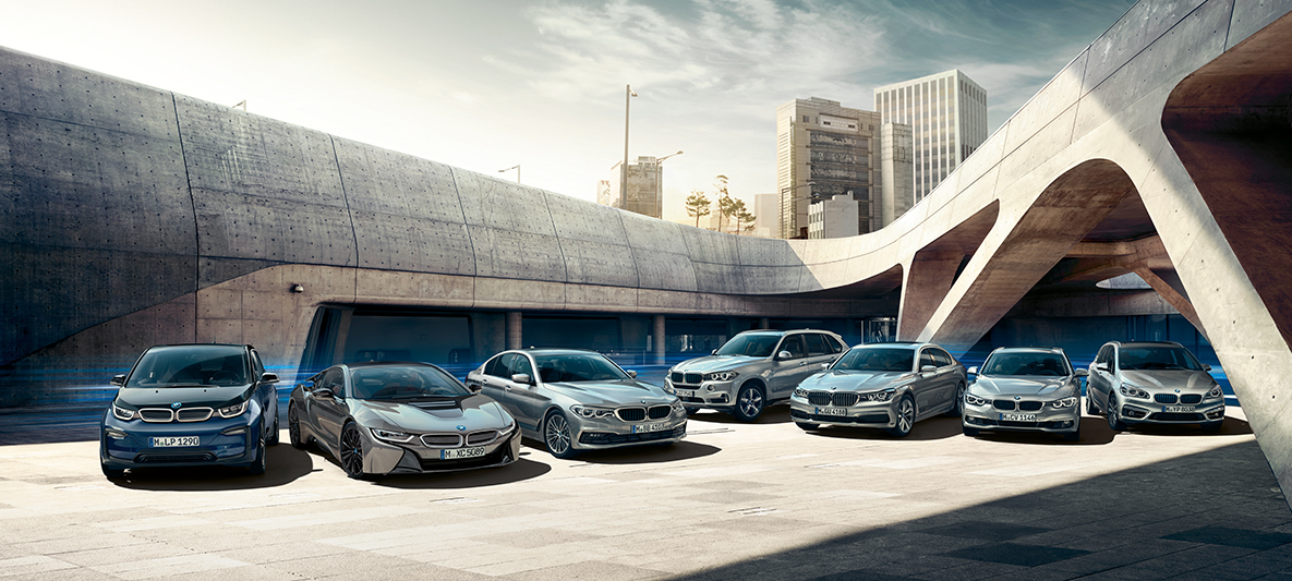 Ηλεκτρικά αυτοκίνητα BMW και υβριδικά μπροστά από κτίρια Ηλεκτρική κινητικότητα BMW, επιλογές, ηλεκτρικά αυτοκίνητα BMW και υβριδικά μπροστά από κτίρια